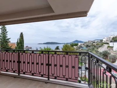 Современные апартаменты с 2 спальнями и панорамным видом на море — Пржно, 68 м²